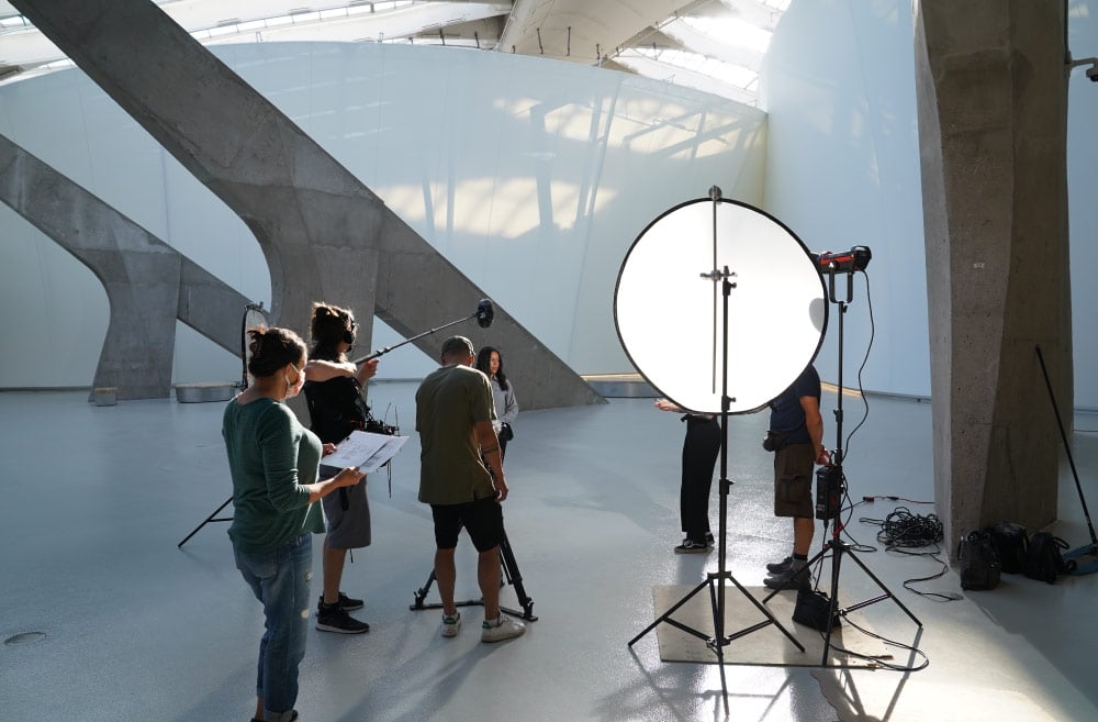 Tournage de production vidéo en cours dans un bâtiment moderne